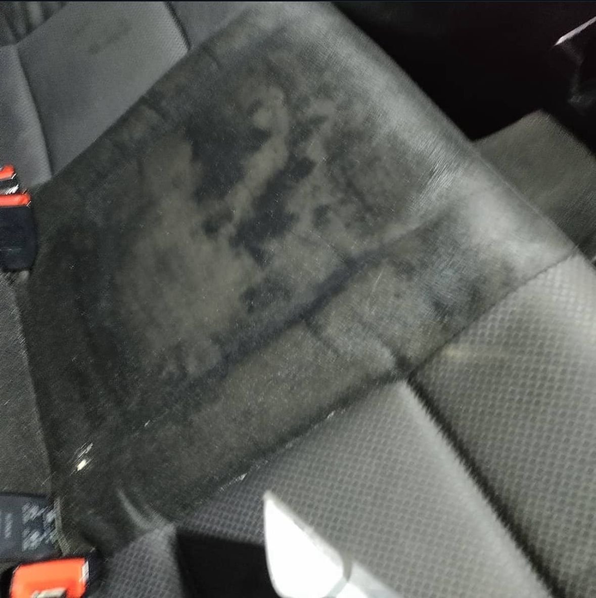 Antes de limpieza profesional - asiento trasero auto manchado sucio