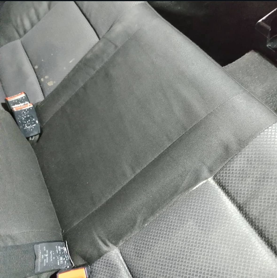 Después de limpieza profesional - asiento trasero auto limpio brillante