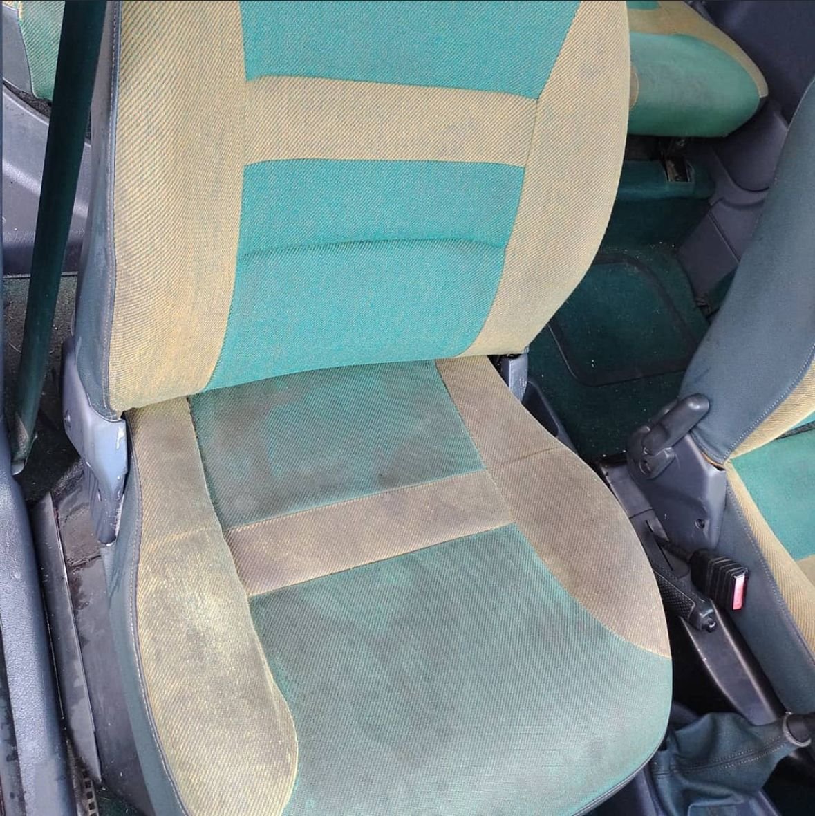 Antes de limpieza profesional de tapizados - butaca de auto sucia manchada