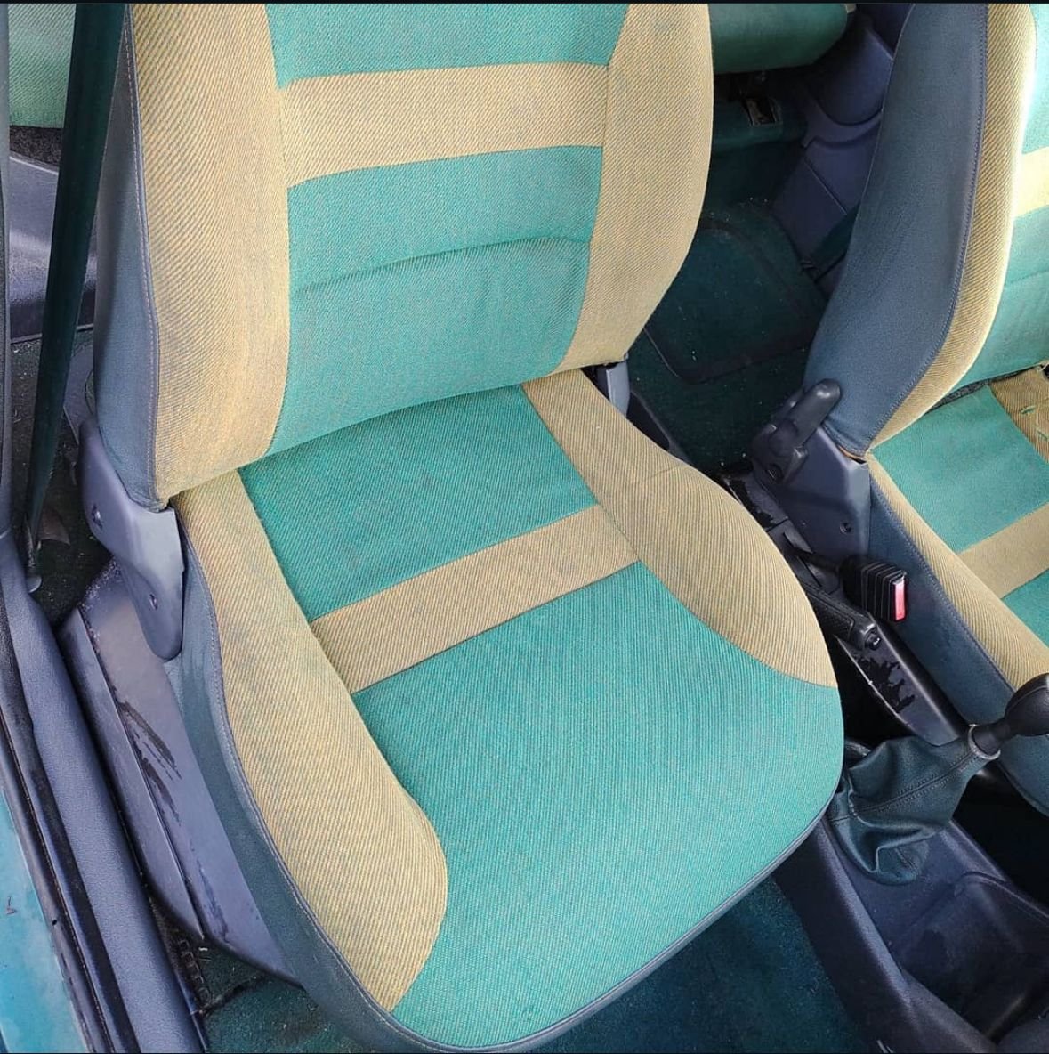 Después de limpieza profesional de tapizados - butaca de auto limpia impecable