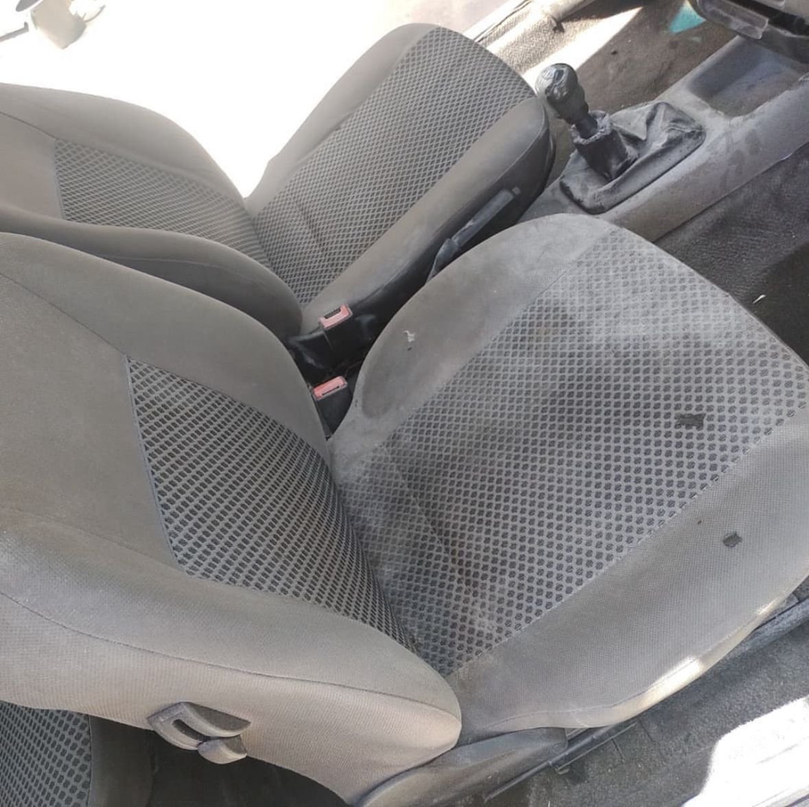 Antes de limpieza de tapizados - butaca gris sucia manchada con manchas