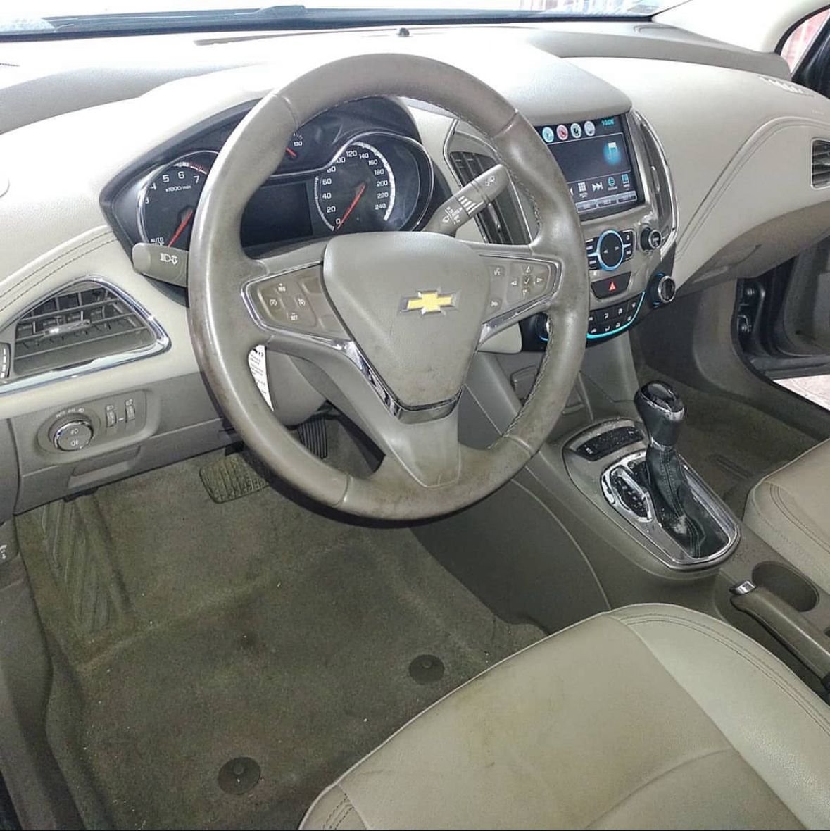 Antes de limpieza integral automotor - interior Chevrolet Cruze sucio manchado